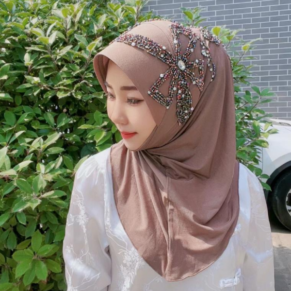 Hijab dengan Hiasan Aksen Manik-manik